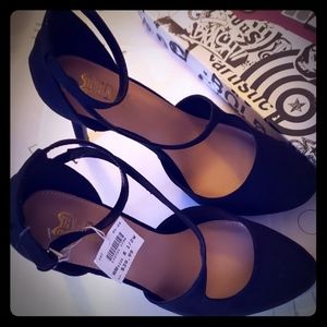 Women's wide width black heals